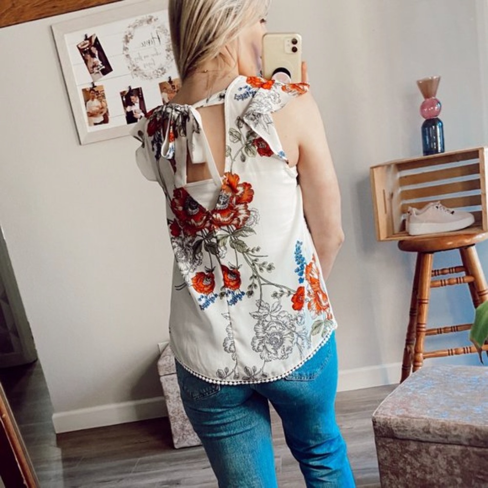 Boutique | Polyester Floral Patterned Top - Picture 2 of 2
